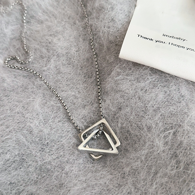 Ogrlica od titanijskog čelika s trokutnim privjeskom na lancu od titanijskog čelika — geometrijski oblik, hip hop stil, unisex.