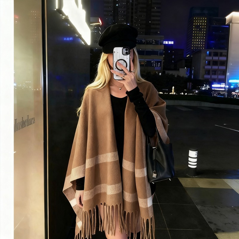 Vuneni šal izrađen warp-knit tehnikom, jednobojni uzorak, s bojtovima, zadržava toplinu, pogodan za jesen, zimu i proljeće.
