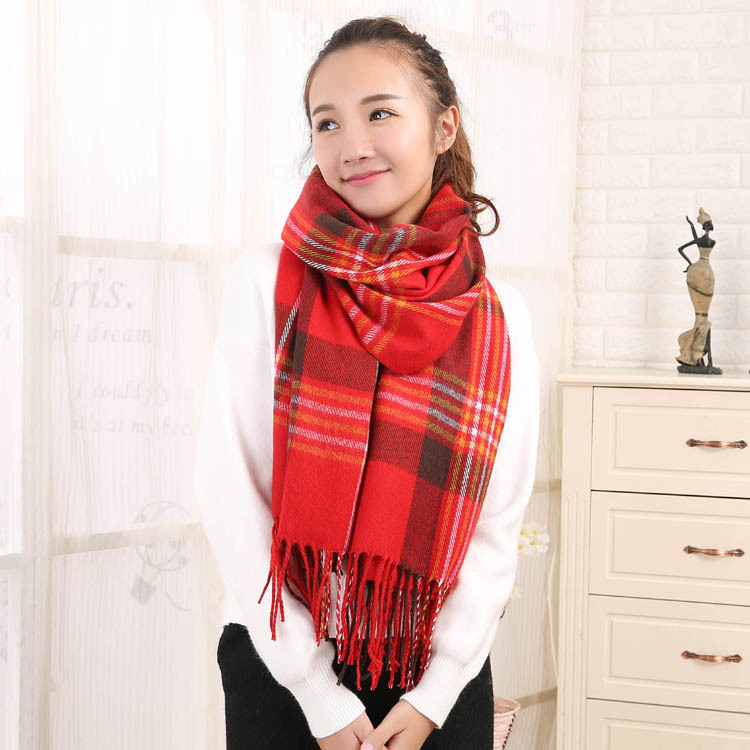 Шал от имитационен кашмир в каре с пискюли – топъл, жакардово тъкане