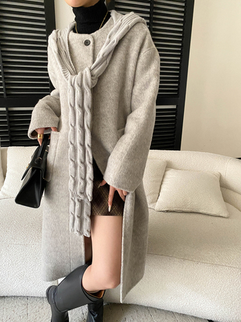 Moteriškas vilnos paltas, nuimama megzta gobtuvė, šalikui primenantis dizainas, apvali kaklo linija, ilgas siluetas, vienos eilės užsegimas