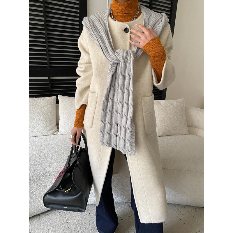 Moteriškas vilnos paltas, nuimama megzta gobtuvė, šalikui primenantis dizainas, apvali kaklo linija, ilgas siluetas, vienos eilės užsegimas