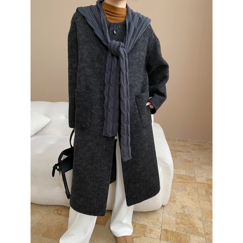 Moteriškas vilnos paltas, nuimama megzta gobtuvė, šalikui primenantis dizainas, apvali kaklo linija, ilgas siluetas, vienos eilės užsegimas