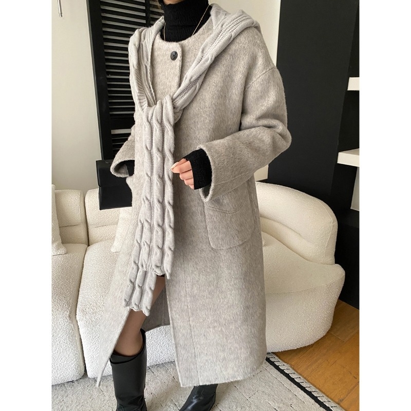 Moteriškas vilnos paltas, nuimama megzta gobtuvė, šalikui primenantis dizainas, apvali kaklo linija, ilgas siluetas, vienos eilės užsegimas