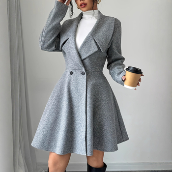 Moteriškas poliesterinis paltas, ilgis 80–100 cm, apykaklė su reveru, dviejų mygtukų užsegimas, vienos spalvos koliažo dizainas