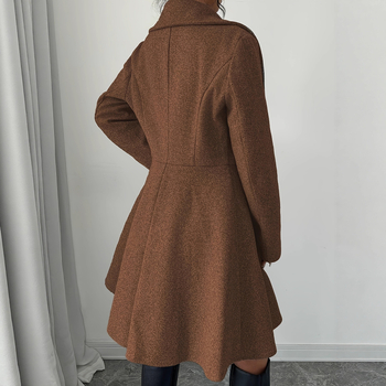 Moteriškas poliesterinis paltas, ilgis 80–100 cm, apykaklė su reveru, dviejų mygtukų užsegimas, vienos spalvos koliažo dizainas