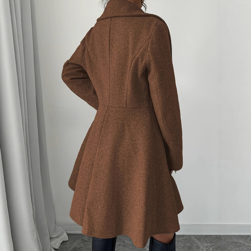 Moteriškas poliesterinis paltas, ilgis 80–100 cm, apykaklė su reveru, dviejų mygtukų užsegimas, vienos spalvos koliažo dizainas