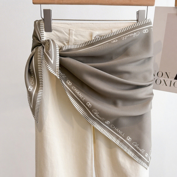 Culottes višeslojno krojene s trokutastim šalom — twill satenski materijal, ljetna kolekcija 2025, svestran gradski stil