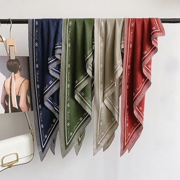Culottes višeslojno krojene s trokutastim šalom — twill satenski materijal, ljetna kolekcija 2025, svestran gradski stil