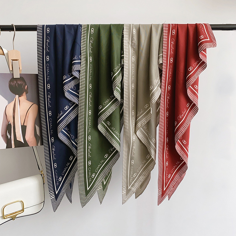 Culottes višeslojno krojene s trokutastim šalom — twill satenski materijal, ljetna kolekcija 2025, svestran gradski stil