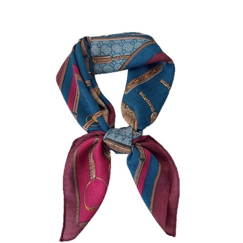 Есенен полиестерен шал с твил тъкан и принт в литературно ретро стил