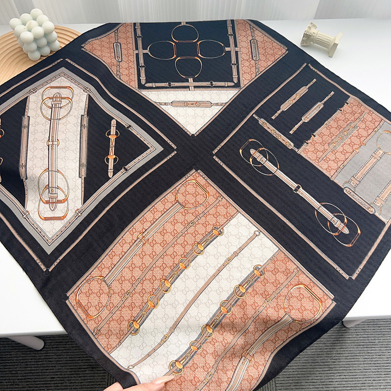 Есенен полиестерен шал с твил тъкан и принт в литературно ретро стил