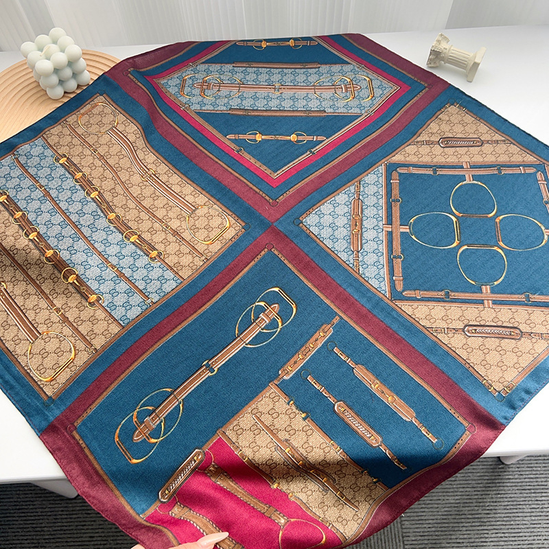 Есенен полиестерен шал с твил тъкан и принт в литературно ретро стил