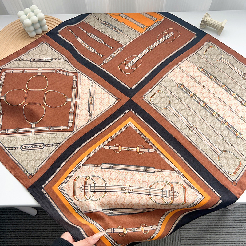 Есенен полиестерен шал с твил тъкан и принт в литературно ретро стил