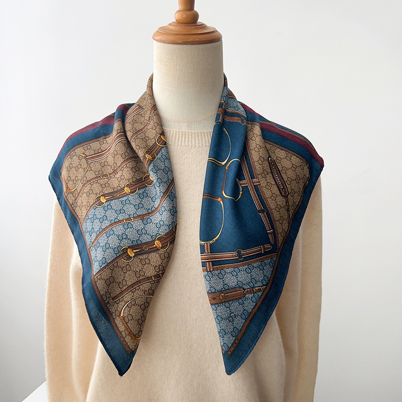 Есенен полиестерен шал с твил тъкан и принт в литературно ретро стил