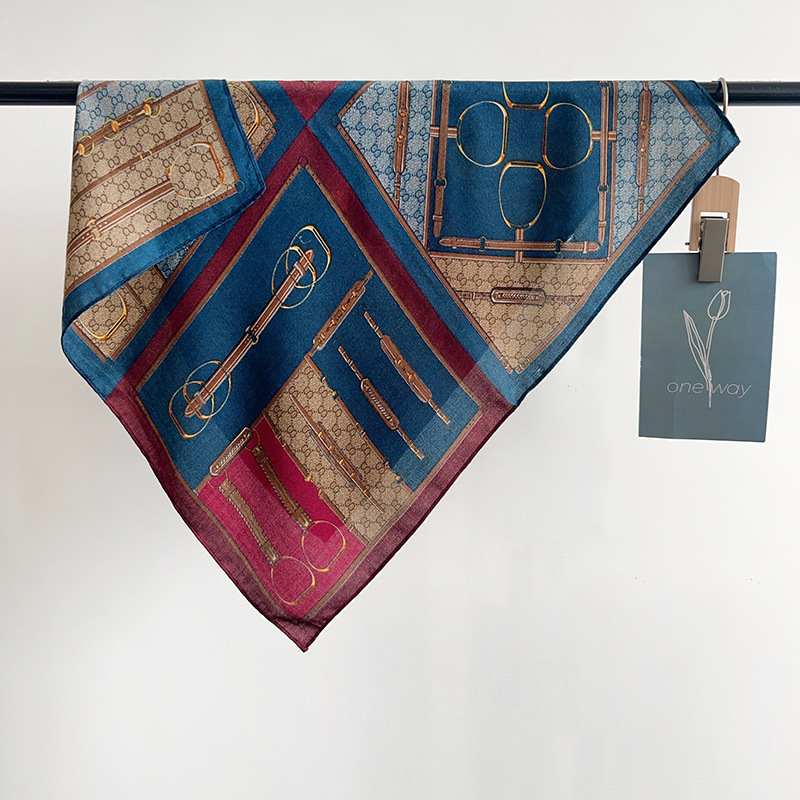 Есенен полиестерен шал с твил тъкан и принт в литературно ретро стил