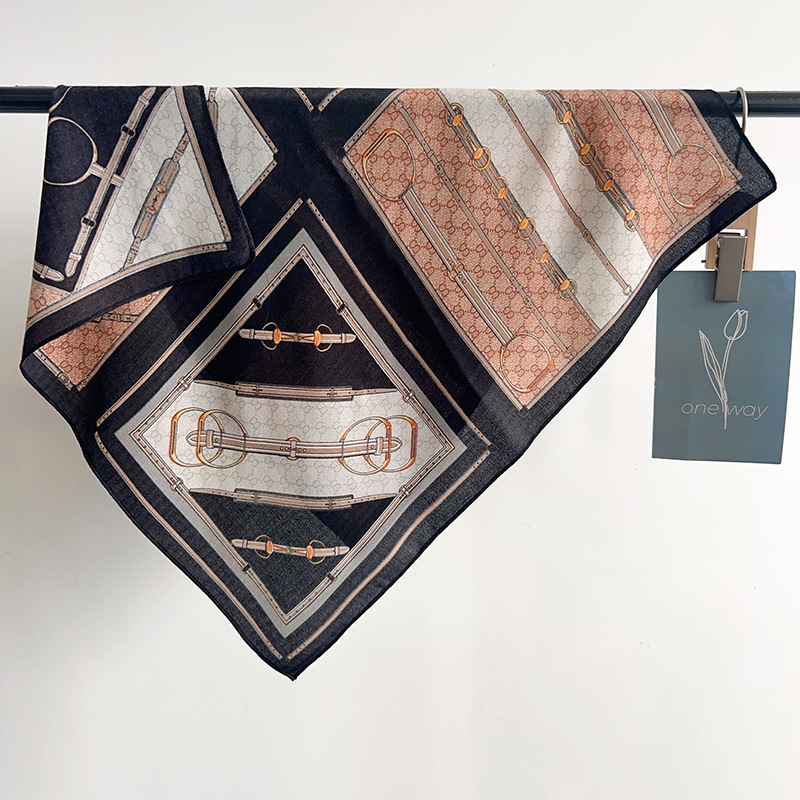 Есенен полиестерен шал с твил тъкан и принт в литературно ретро стил