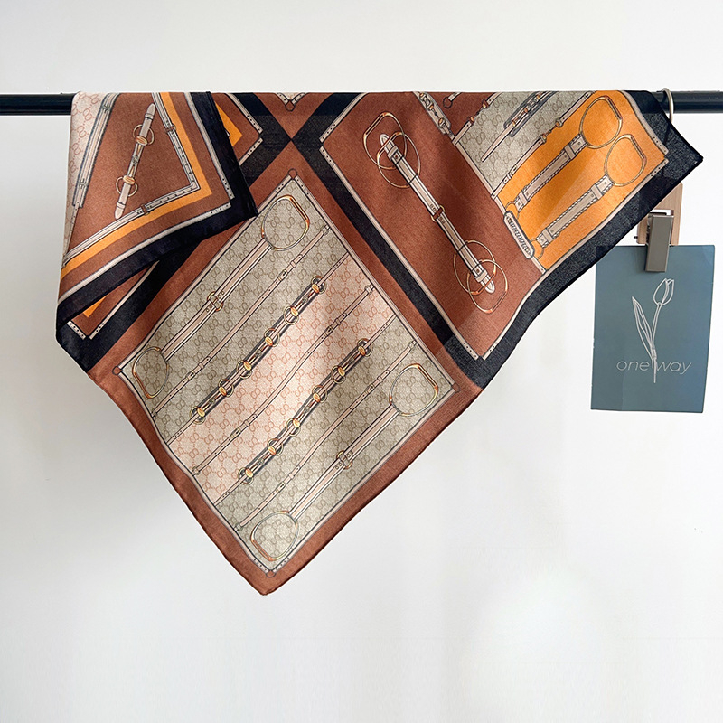 Есенен полиестерен шал с твил тъкан и принт в литературно ретро стил