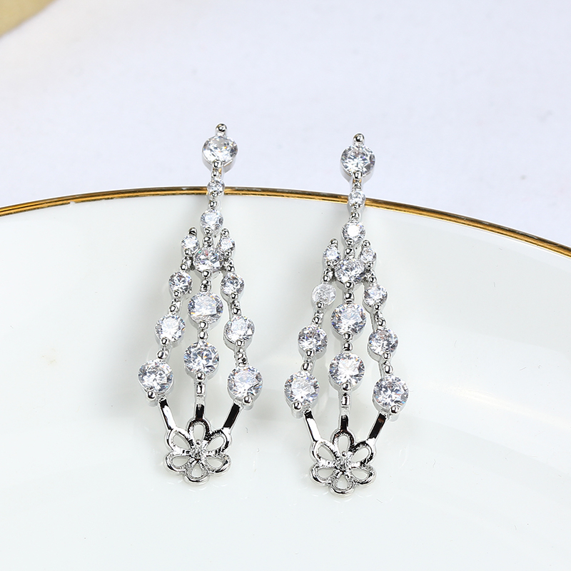 Ogrlica – legura s premazom srebra ili zlata; originalni dizajn; kategorija: ogrlica