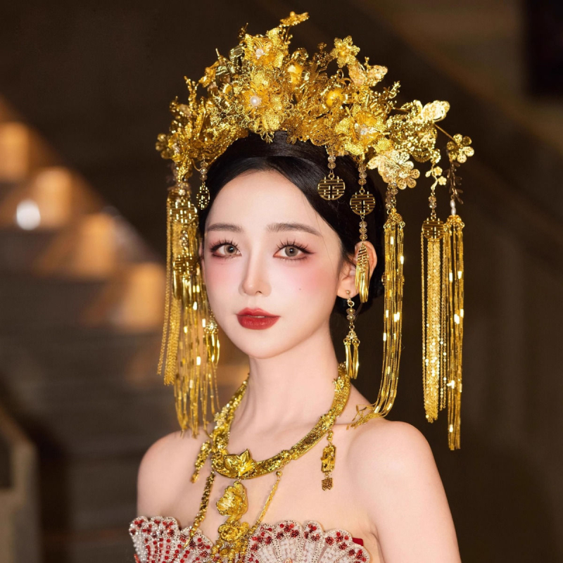 Булчински комплект за глава - сплавна корона в дворцов стил с флорална шарка, воал и фиби за коса (Пролет 2025)