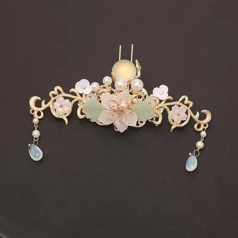 Muinasjuttidest inspireeritud peaehete komplekt, millel on kulmupendli ja tupsud; Materjal: sulam koos hõbeda või kulla kattega; Väljalaskmise hooaeg: 2025 suvi