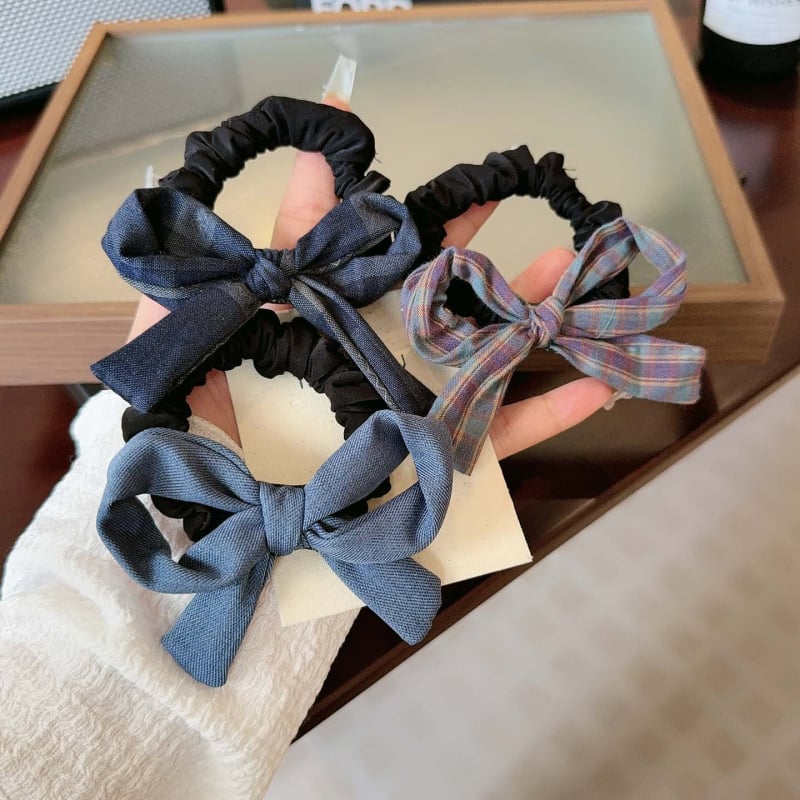 Galvos aksesuaras kolegijos stiliui — kaspinė iš audinio, rankų darbas, prekės kodas A449, vasara 2025