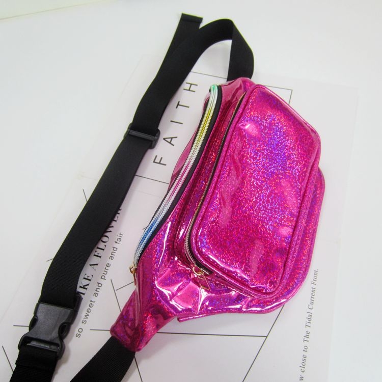 Női deréktáska street trend dizájnnal, PU anyagból, cipzáras zárás, poliészter bélés, belső rekeszek telefonhoz és személyi igazolványhoz.