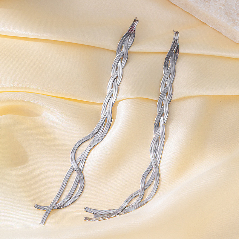 Колие - титаниева стомана, геометричен стил, личностна тенденция, есен 2024