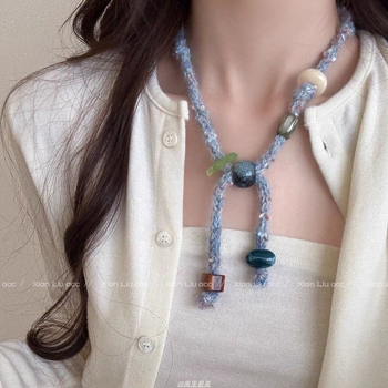 Vegyes anyagú medállal készült nyaklánc, szív- és geometrikus forma, elektroplakált lánccal, szabályos lánccal, körméret 31–40 cm, 2025 ősz