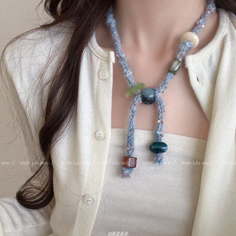 Vegyes anyagú medállal készült nyaklánc, szív- és geometrikus forma, elektroplakált lánccal, szabályos lánccal, körméret 31–40 cm, 2025 ősz