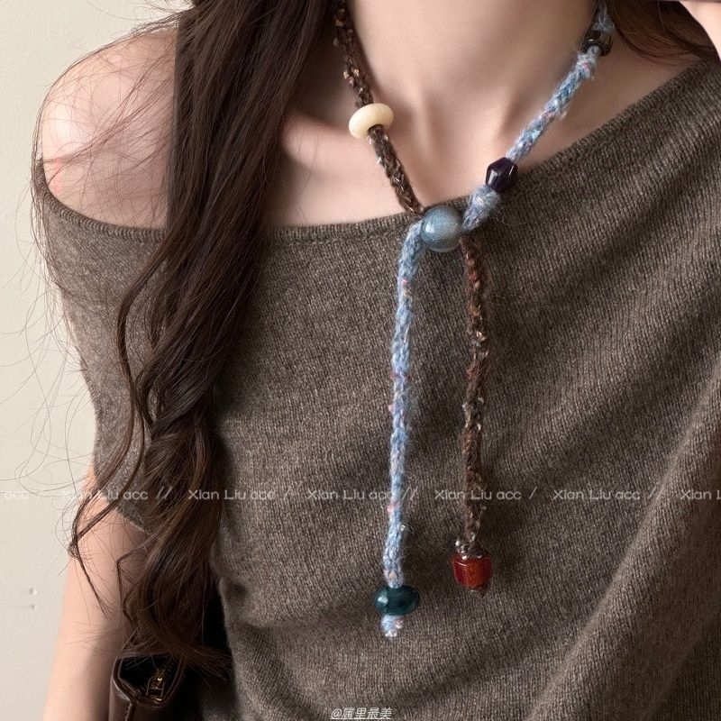 Vegyes anyagú medállal készült nyaklánc, szív- és geometrikus forma, elektroplakált lánccal, szabályos lánccal, körméret 31–40 cm, 2025 ősz