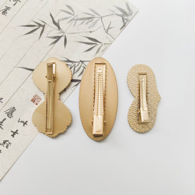 Hajcsat Song brokát stílusban, krémes édes lányos megjelenés; anyag: cinkötvözet; elektropolírozás