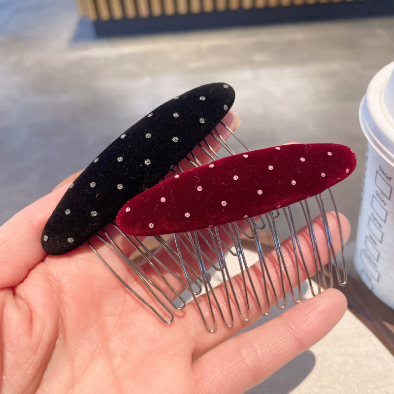 Bársony anyagú pöttyös hajcsat — geometriás kialakítás, kézzel készített, koreai stílus, 2025 ősz