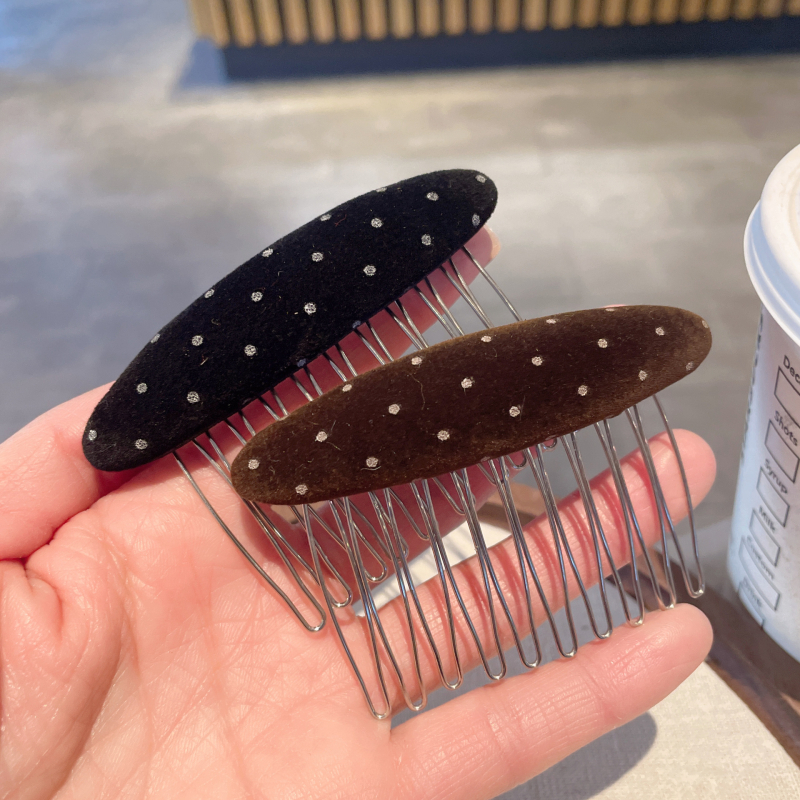 Bársony anyagú pöttyös hajcsat — geometriás kialakítás, kézzel készített, koreai stílus, 2025 ősz