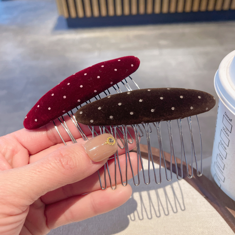 Bársony anyagú pöttyös hajcsat — geometriás kialakítás, kézzel készített, koreai stílus, 2025 ősz