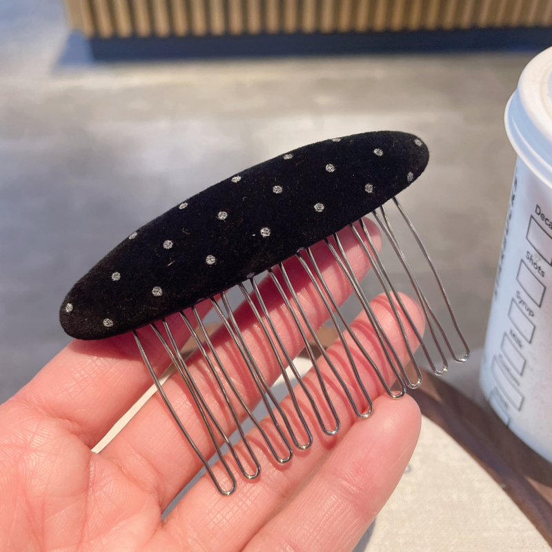 Bársony anyagú pöttyös hajcsat — geometriás kialakítás, kézzel készített, koreai stílus, 2025 ősz