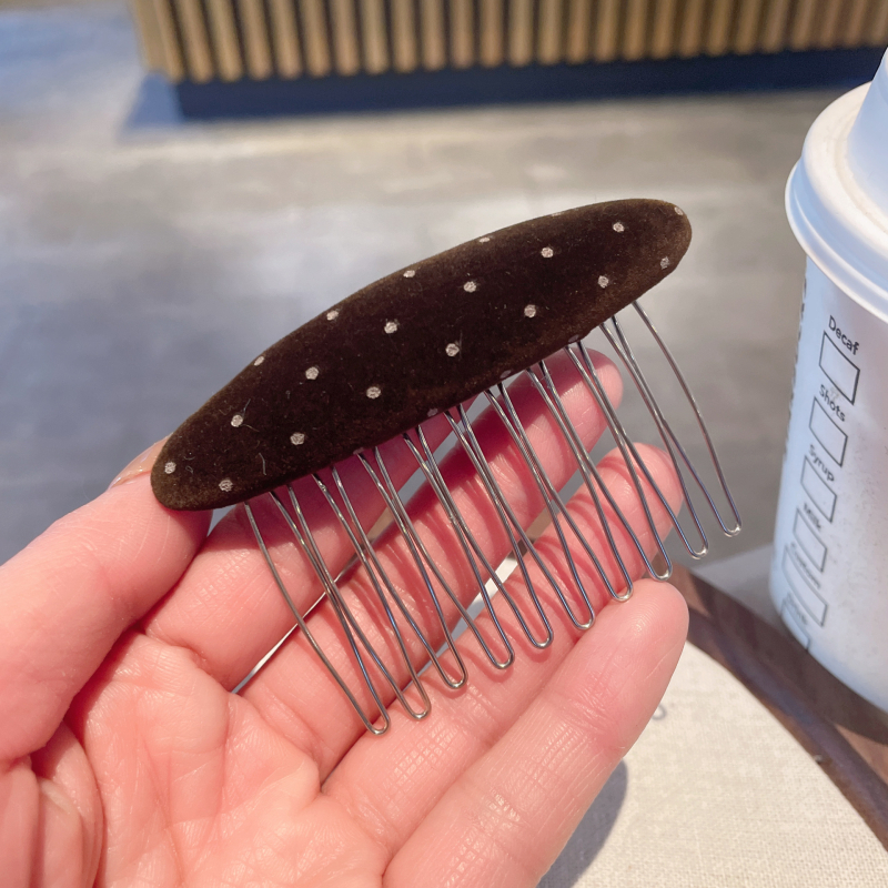 Bársony anyagú pöttyös hajcsat — geometriás kialakítás, kézzel készített, koreai stílus, 2025 ősz