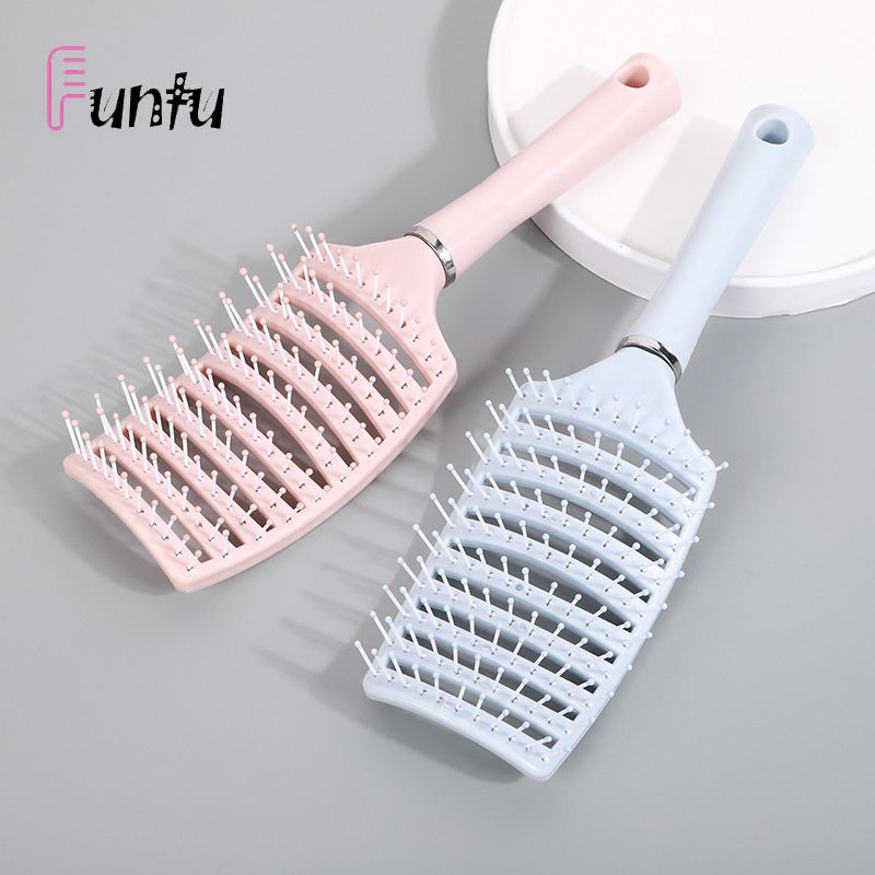 Uvijeni češalj za stiliziranje kose i masažu vlasišta – ABS materijal, elektroplirano završna obrada, glatki zubi