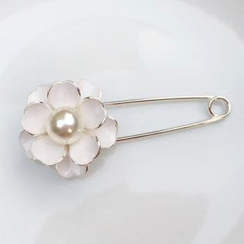 Broš Camellia cvijet dizajn (Brand OKana; Materijal: legura; Stil: Žene, Fashion OL; Funkcija: dekoracija; Oblik: Cvijet)