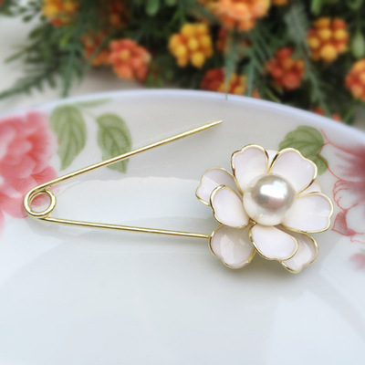 Broš Camellia cvijet dizajn (Brand OKana; Materijal: legura; Stil: Žene, Fashion OL; Funkcija: dekoracija; Oblik: Cvijet)