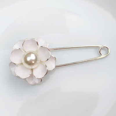 Broš Camellia cvijet dizajn (Brand OKana; Materijal: legura; Stil: Žene, Fashion OL; Funkcija: dekoracija; Oblik: Cvijet)