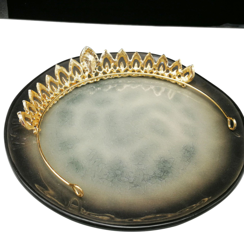 Vjenčana tiara (perlov materijal, legura, kristal, dijamantna obrada)