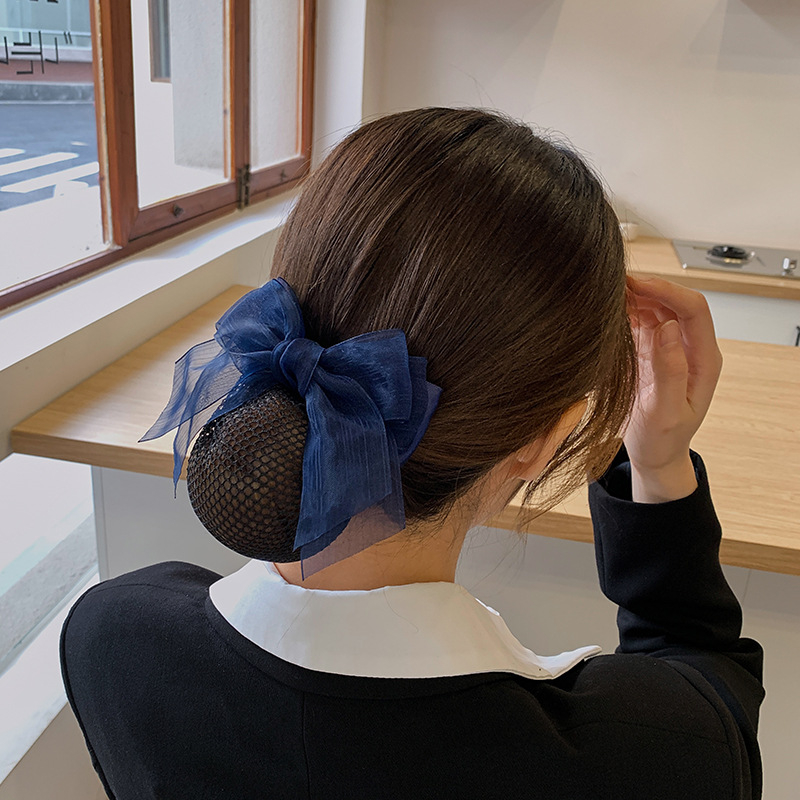 Elegáns szatén hajcsipesz kontyhálóval, kézzel készített, professzionális használatra (Anyag: Szatén; Stílus: Elegáns, professzionális; Feldolgozás: Kézzel készített; Testreszabás: Igen)