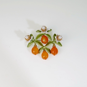 Gyümölcs motívumos kitűző, ötvözet anyag, pár- és vidéki stílus, sütött festék felület