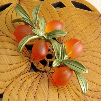 Gyümölcs motívumos kitűző, ötvözet anyag, pár- és vidéki stílus, sütött festék felület