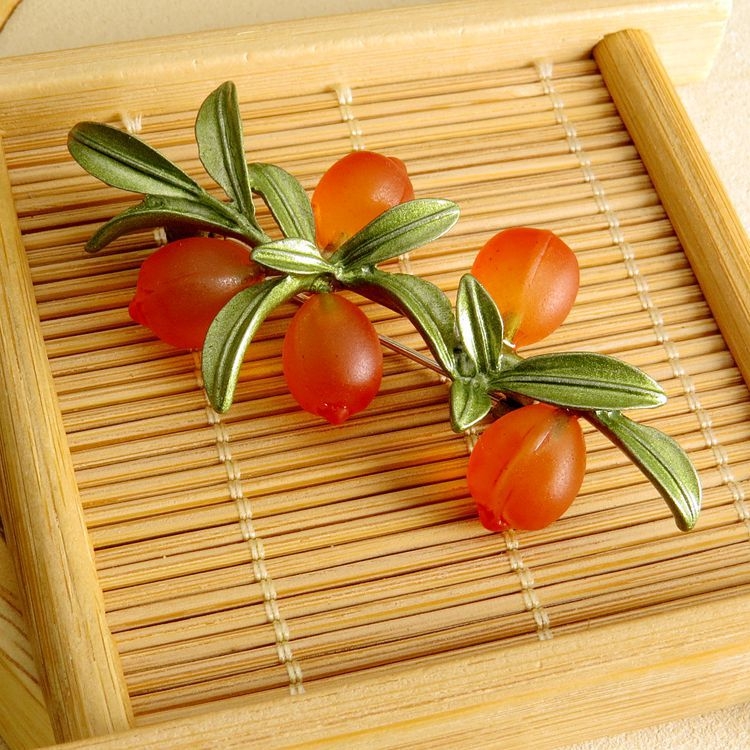 Gyümölcs motívumos kitűző, ötvözet anyag, pár- és vidéki stílus, sütött festék felület