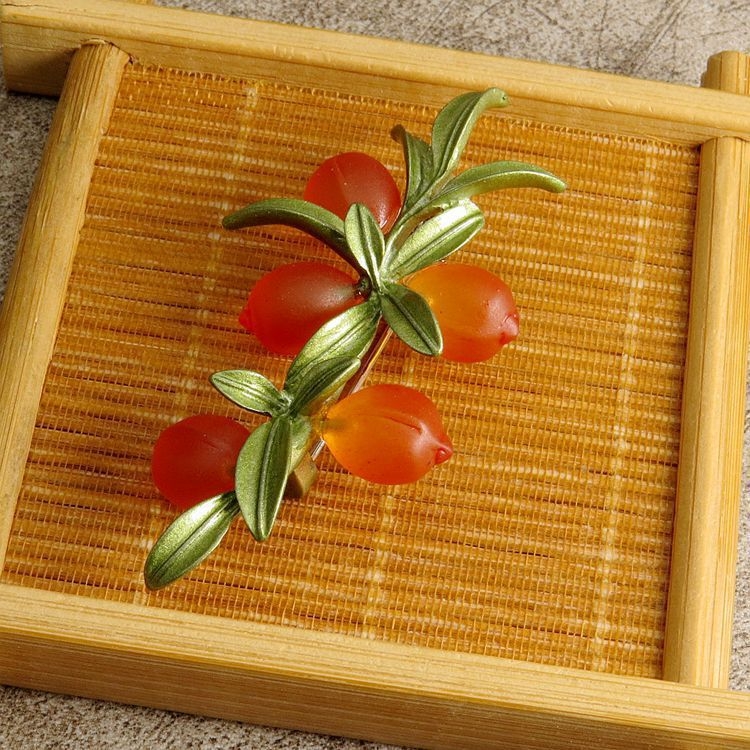 Gyümölcs motívumos kitűző, ötvözet anyag, pár- és vidéki stílus, sütött festék felület