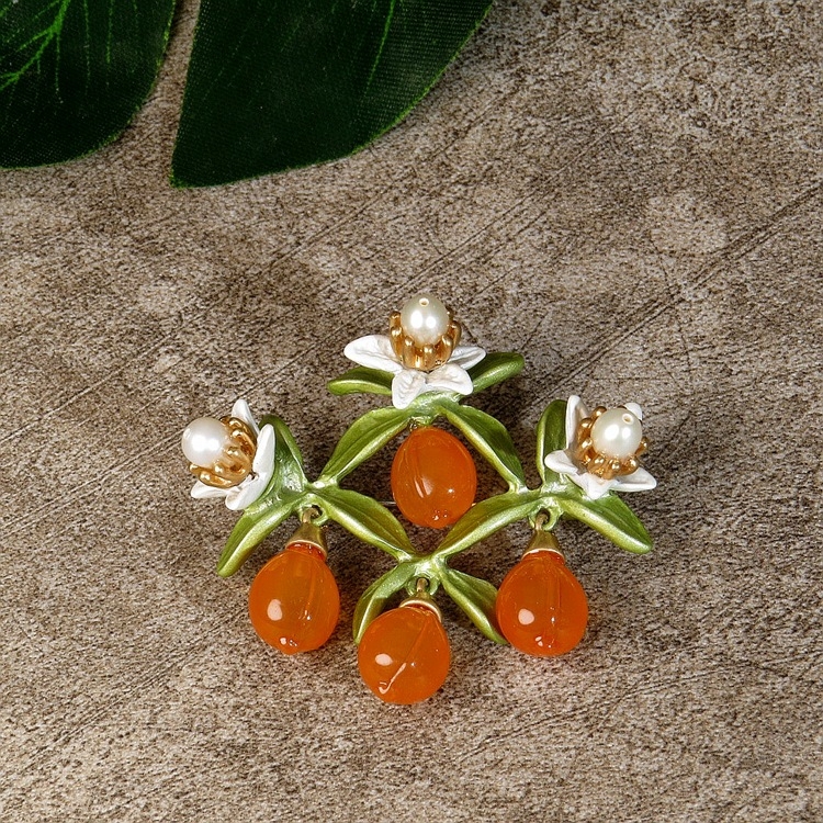 Gyümölcs motívumos kitűző, ötvözet anyag, pár- és vidéki stílus, sütött festék felület