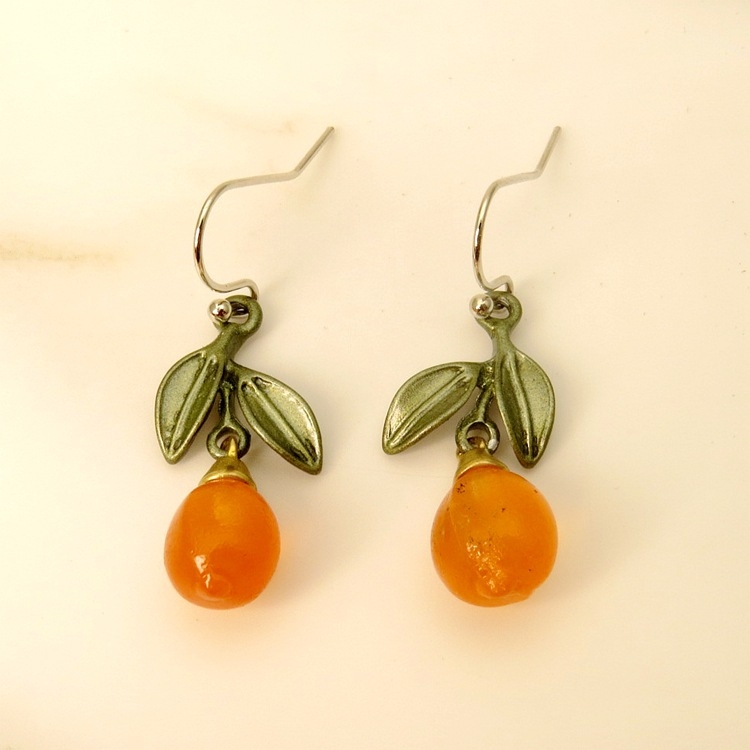 Gyümölcs motívumos kitűző, ötvözet anyag, pár- és vidéki stílus, sütött festék felület