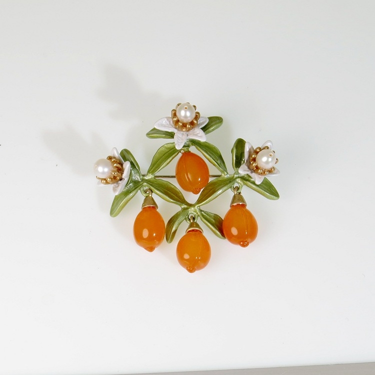 Gyümölcs motívumos kitűző, ötvözet anyag, pár- és vidéki stílus, sütött festék felület