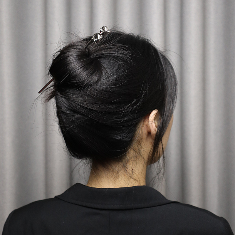 Hajtű virággal — Vintage stílus, fém, elektroplakálás (Anyag: Fém; Stílus: Vintage; Díszítés: Virág; Feldolgozás: Elektroplakálás)